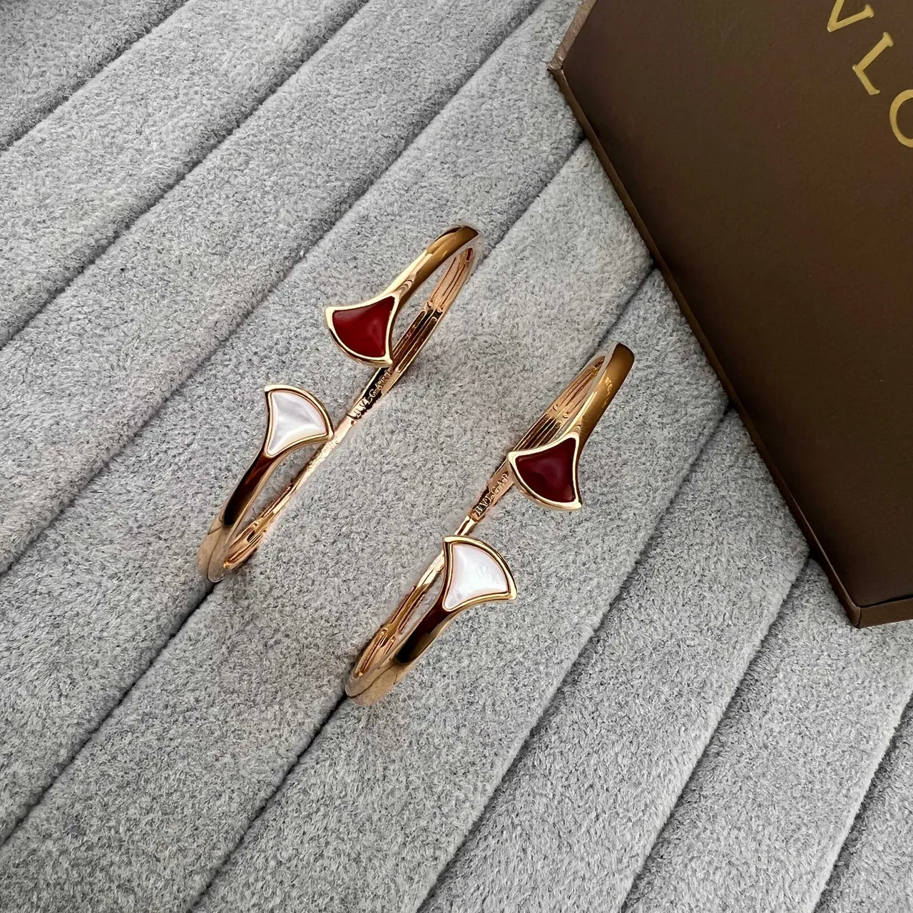 Bvlgari Divas’ Dream سوارات ذهبية بلون ذهبي مع نقش مروحة باللونين الأحمر والأبيض 3