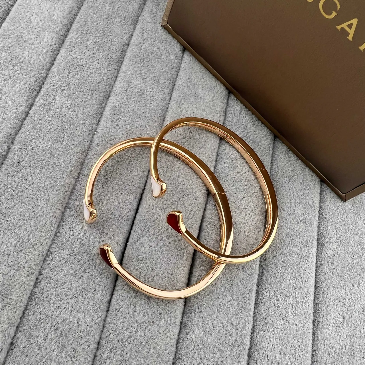 Bvlgari Divas’ Dream سوارات ذهبية بلون ذهبي مع نقش مروحة باللونين الأحمر والأبيض 4