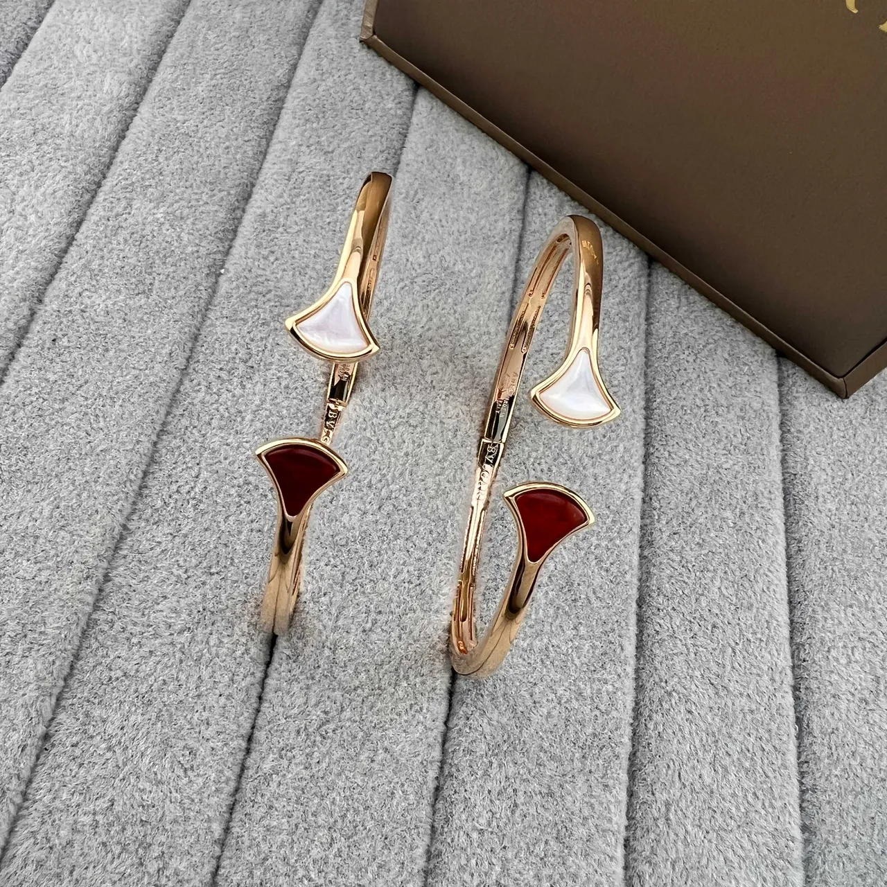 Bvlgari Divas’ Dream سوارات ذهبية بلون ذهبي مع نقش مروحة باللونين الأحمر والأبيض 5