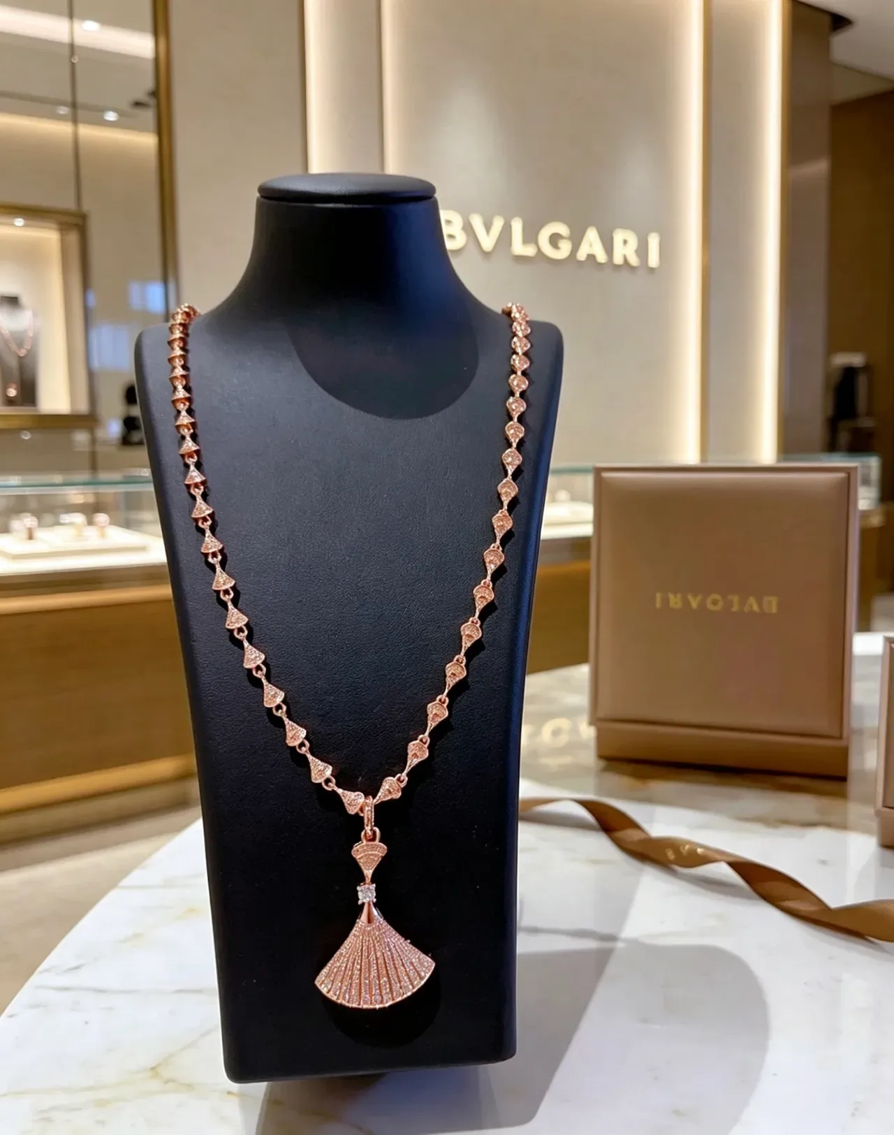 Bvlgari Divas’ Dream قلادة مروحة مرصعة بالماس باللون الذهبي الوردي 4