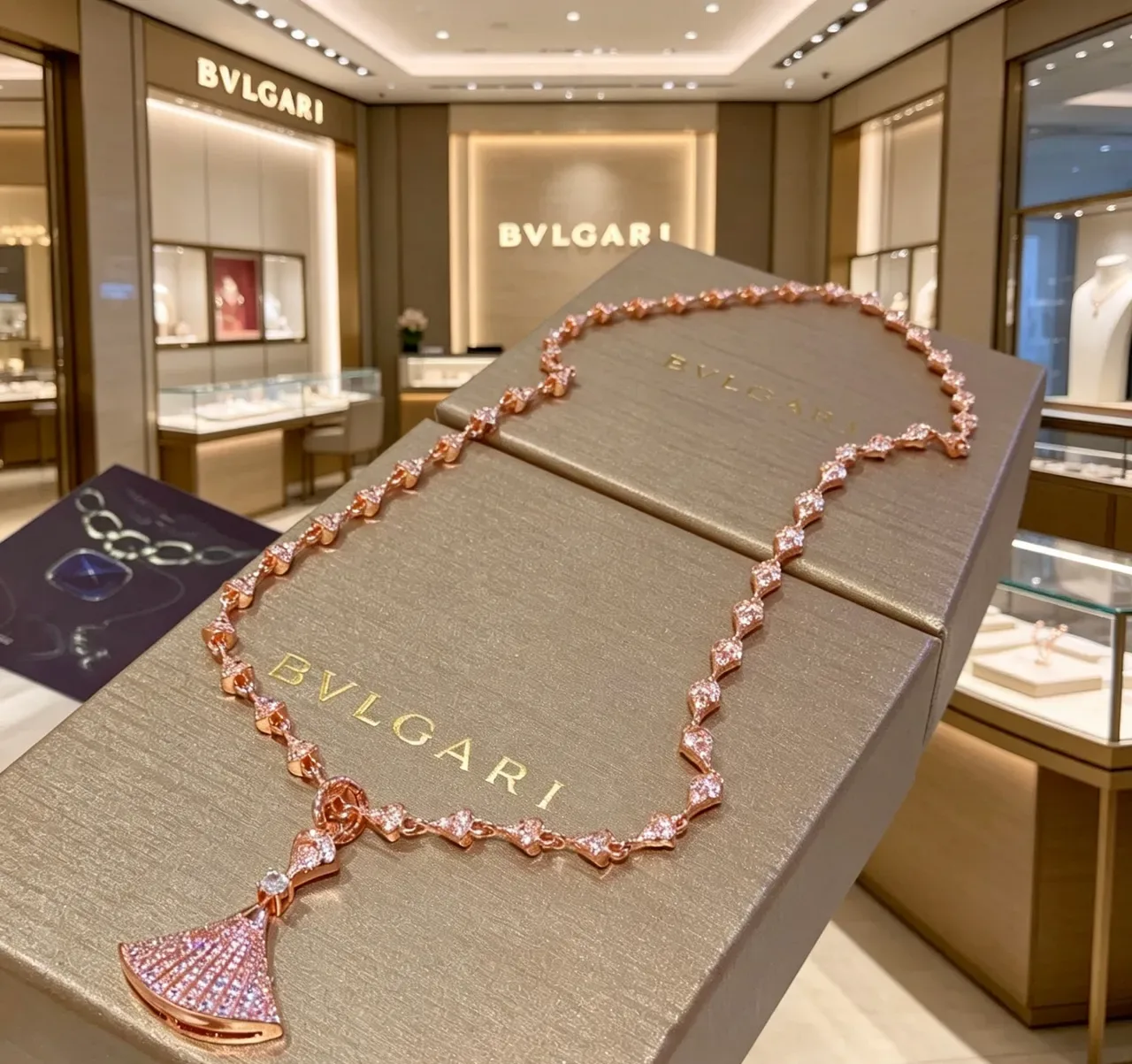 Bvlgari Divas’ Dream قلادة مروحة مرصعة بالماس باللون الذهبي الوردي 6