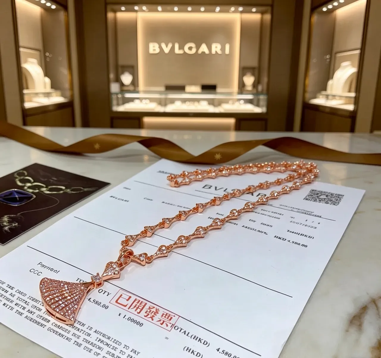 Bvlgari Divas’ Dream قلادة مروحة مرصعة بالماس باللون الذهبي الوردي 7