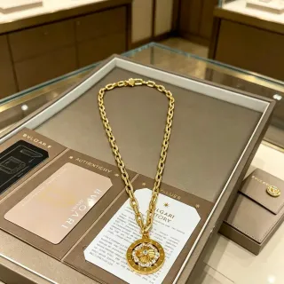 Bvlgari قلادة ذهبية بيضاء مع سلسلة دائرية وميداليا