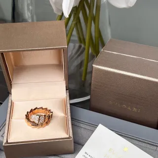 Bvlgari Gold White Segmented Scale-Like Band Pavé-Set Triangular Center Ring