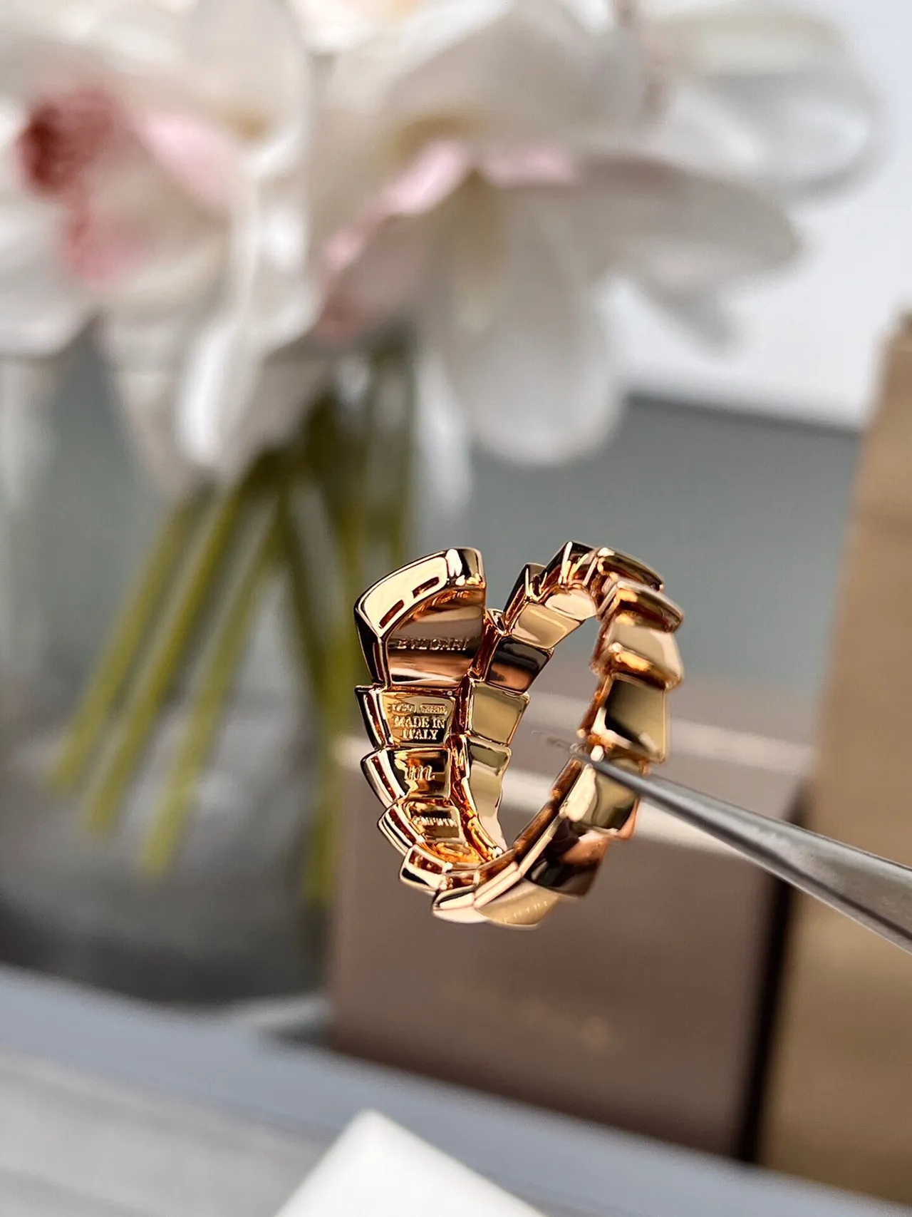 Bvlgari सोने का सफेद विभाजित स्केल जैसी पट्टी पावे सेट त्रिकोणीय केंद्र अंगूठी 2
