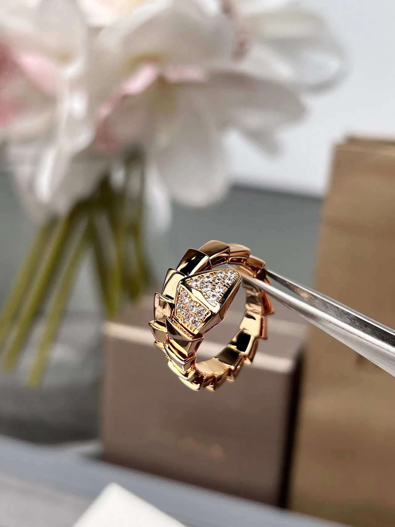 Bvlgari सोने का सफेद विभाजित स्केल जैसी पट्टी पावे सेट त्रिकोणीय केंद्र अंगूठी 3