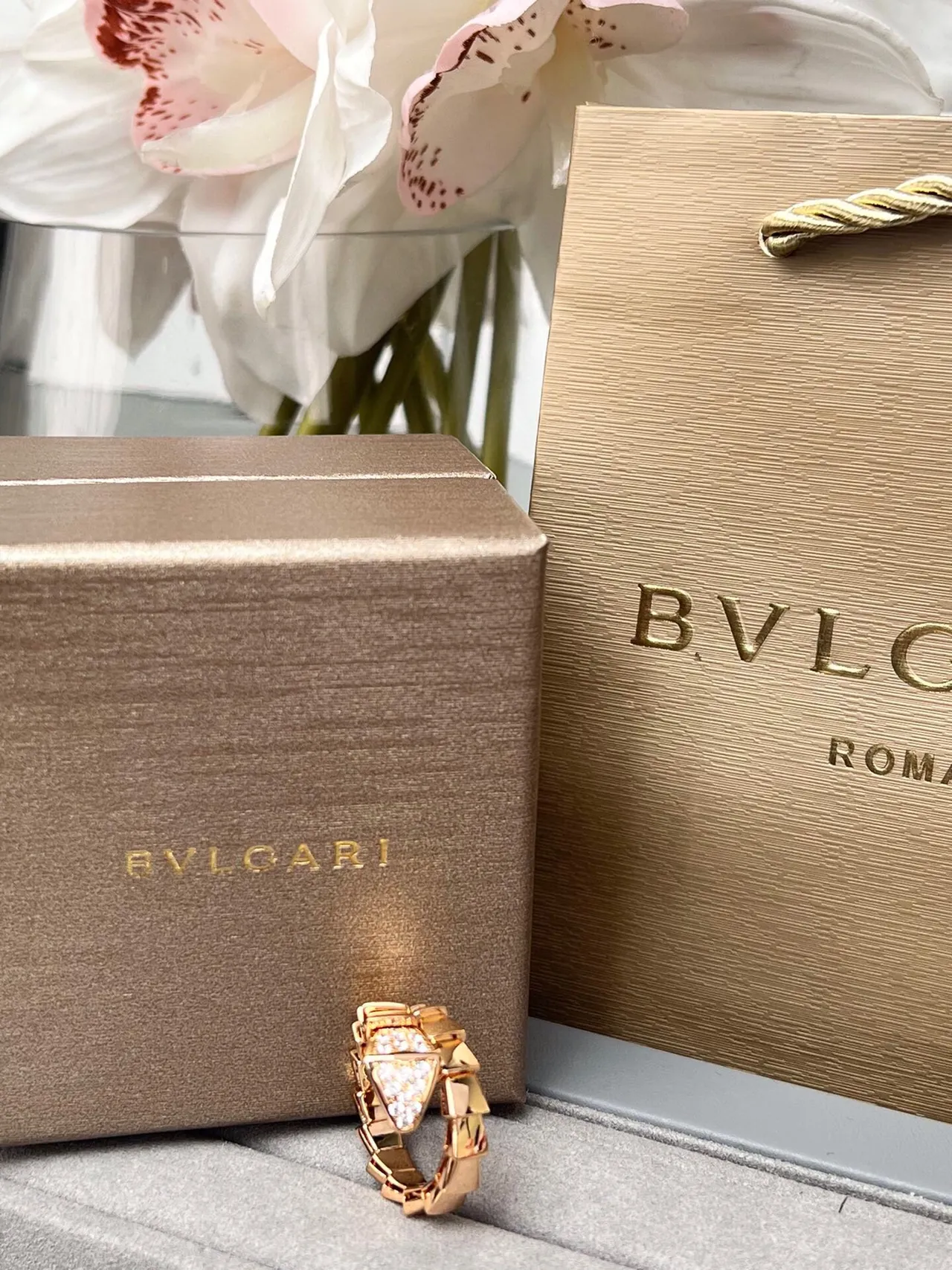 Bvlgari सोने का सफेद विभाजित स्केल जैसी पट्टी पावे सेट त्रिकोणीय केंद्र अंगूठी 5