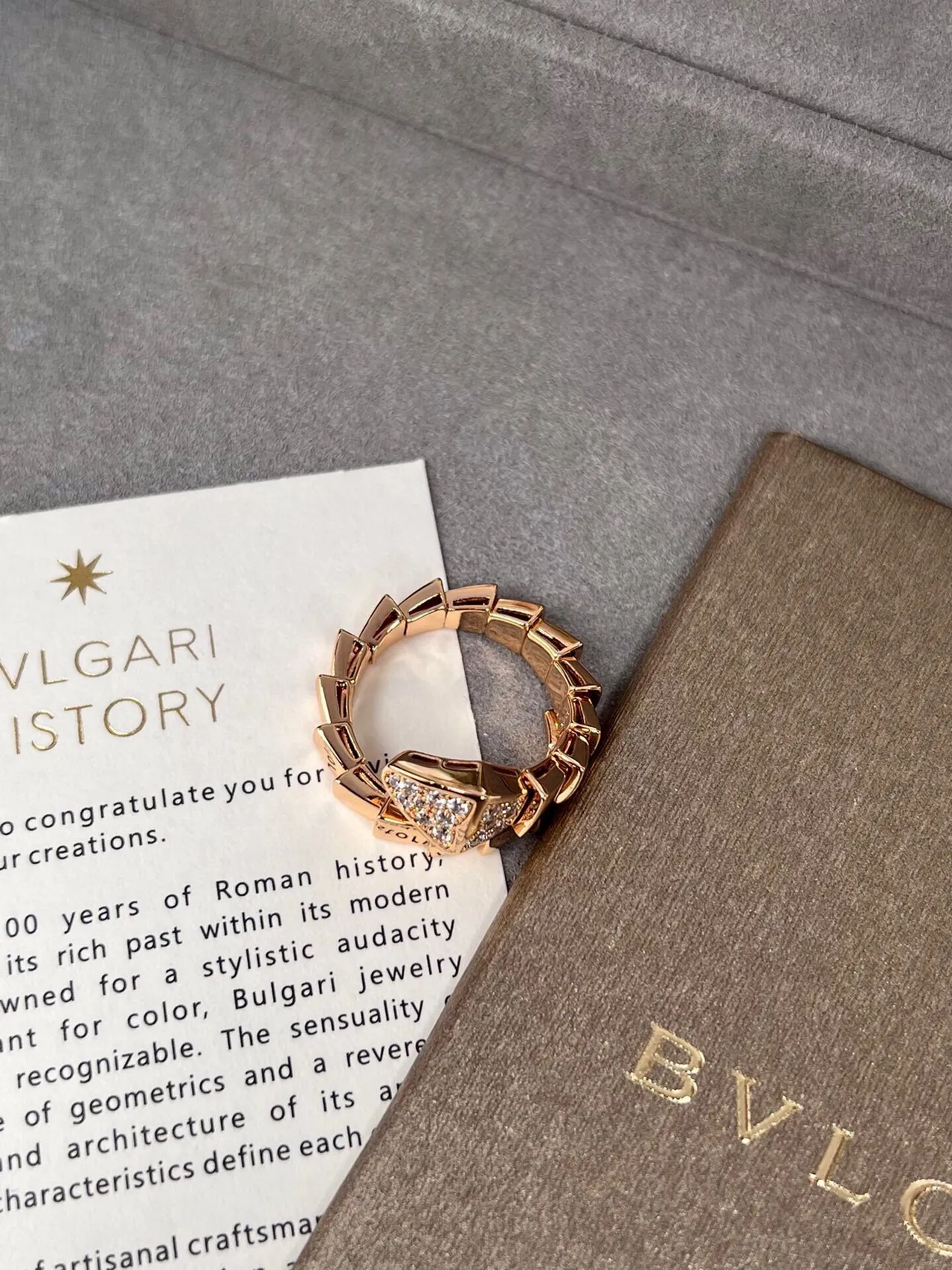 Bvlgari सोने का सफेद विभाजित स्केल जैसी पट्टी पावे सेट त्रिकोणीय केंद्र अंगूठी 6
