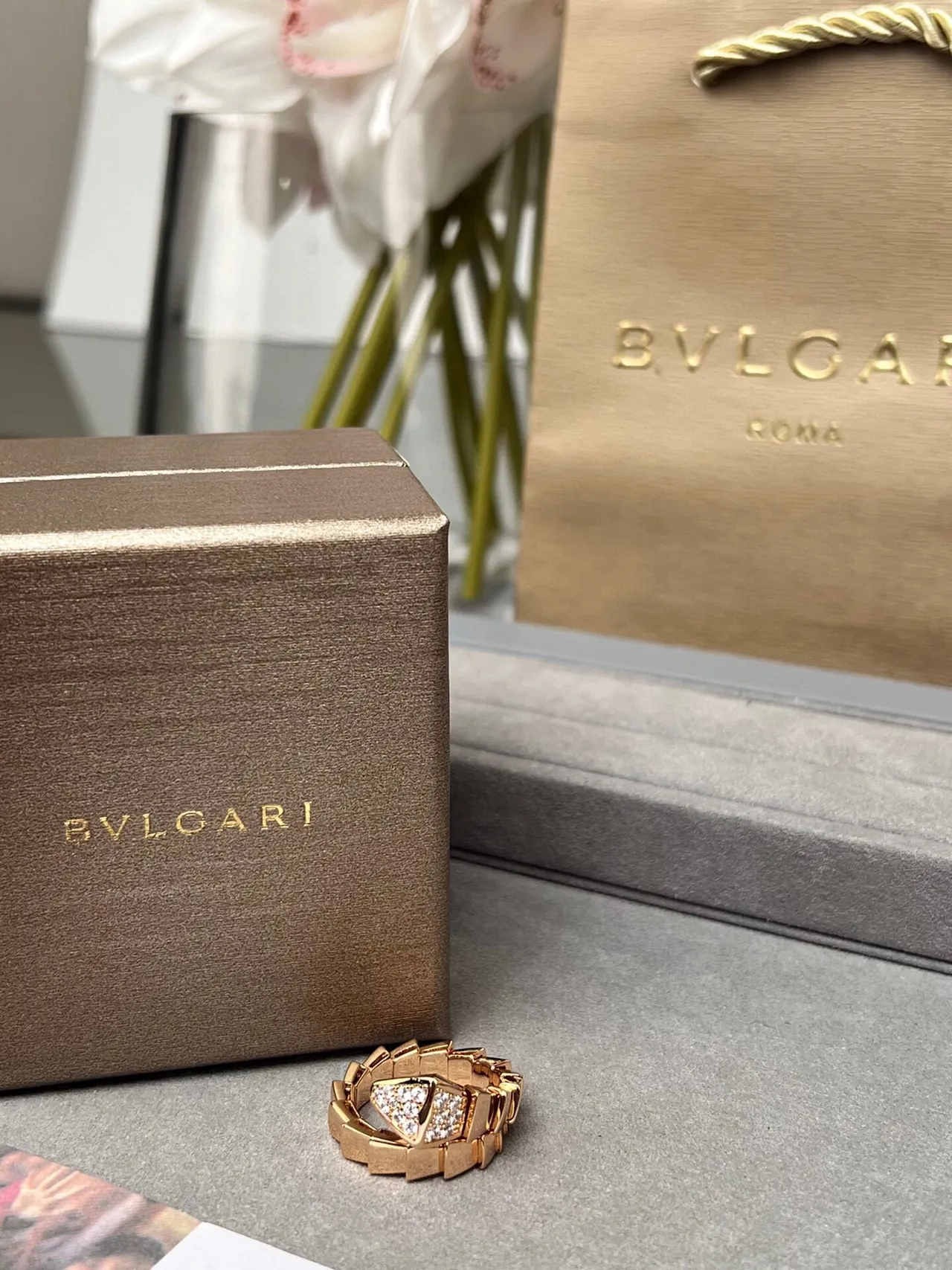 Bvlgari सोने का सफेद विभाजित स्केल जैसी पट्टी पावे सेट त्रिकोणीय केंद्र अंगूठी 7