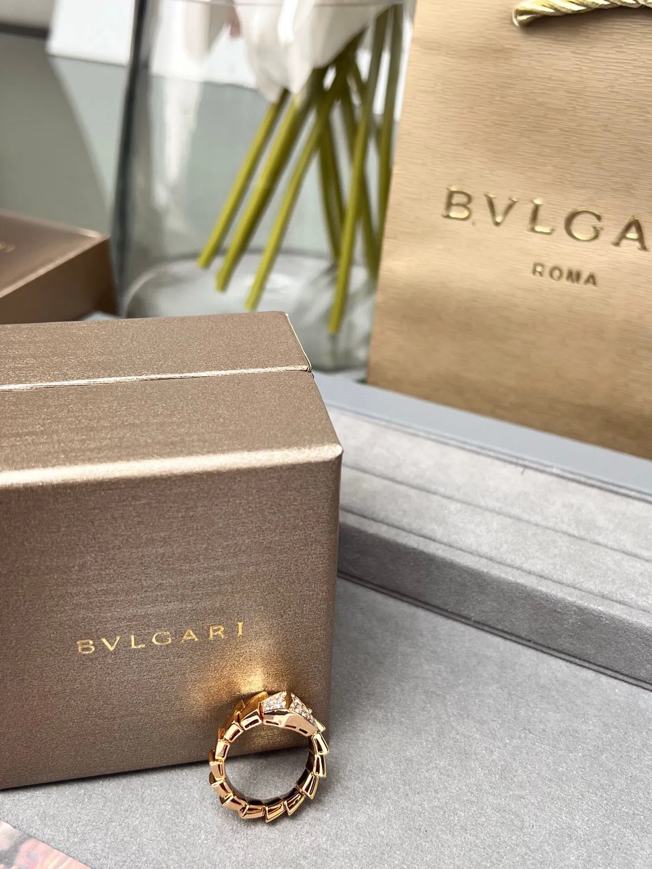 Bvlgari सोने का सफेद विभाजित स्केल जैसी पट्टी पावे सेट त्रिकोणीय केंद्र अंगूठी 8