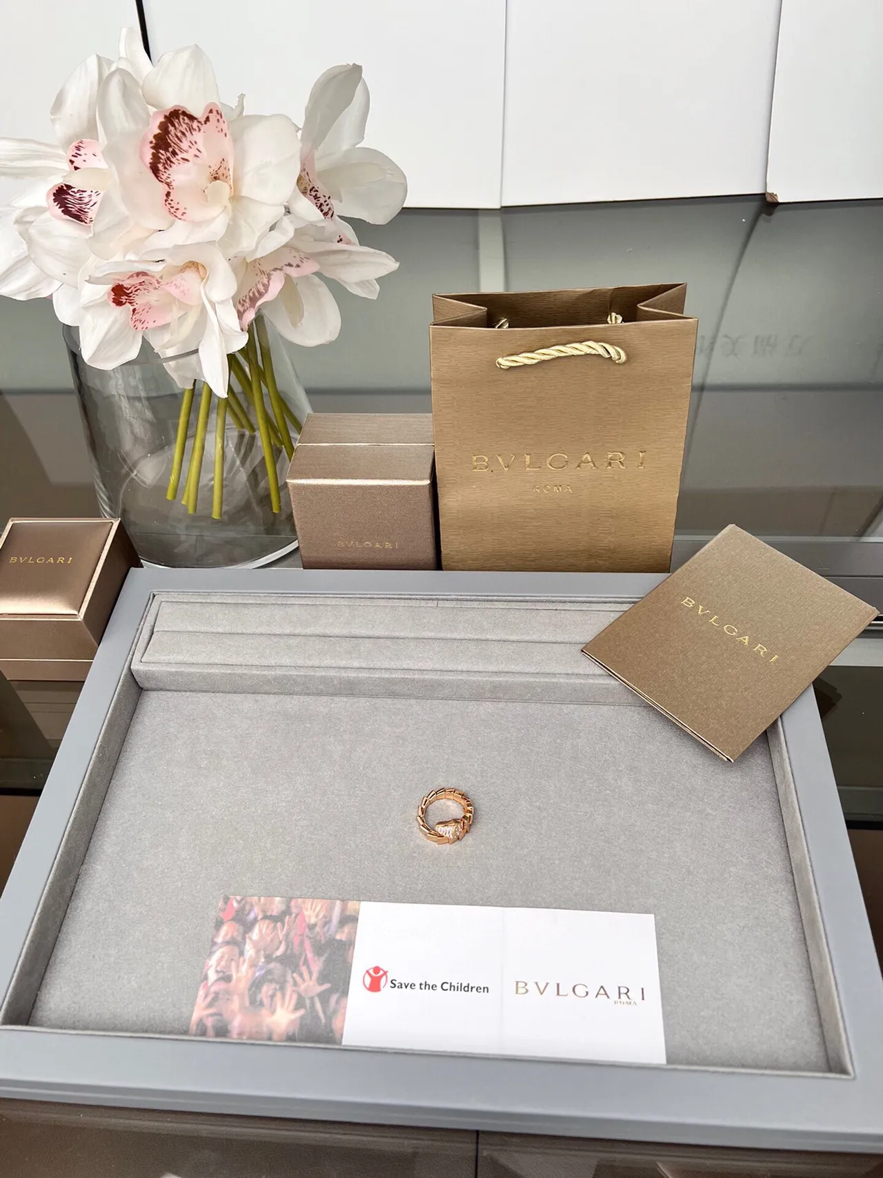 Bvlgari सोने का सफेद विभाजित स्केल जैसी पट्टी पावे सेट त्रिकोणीय केंद्र अंगूठी 9