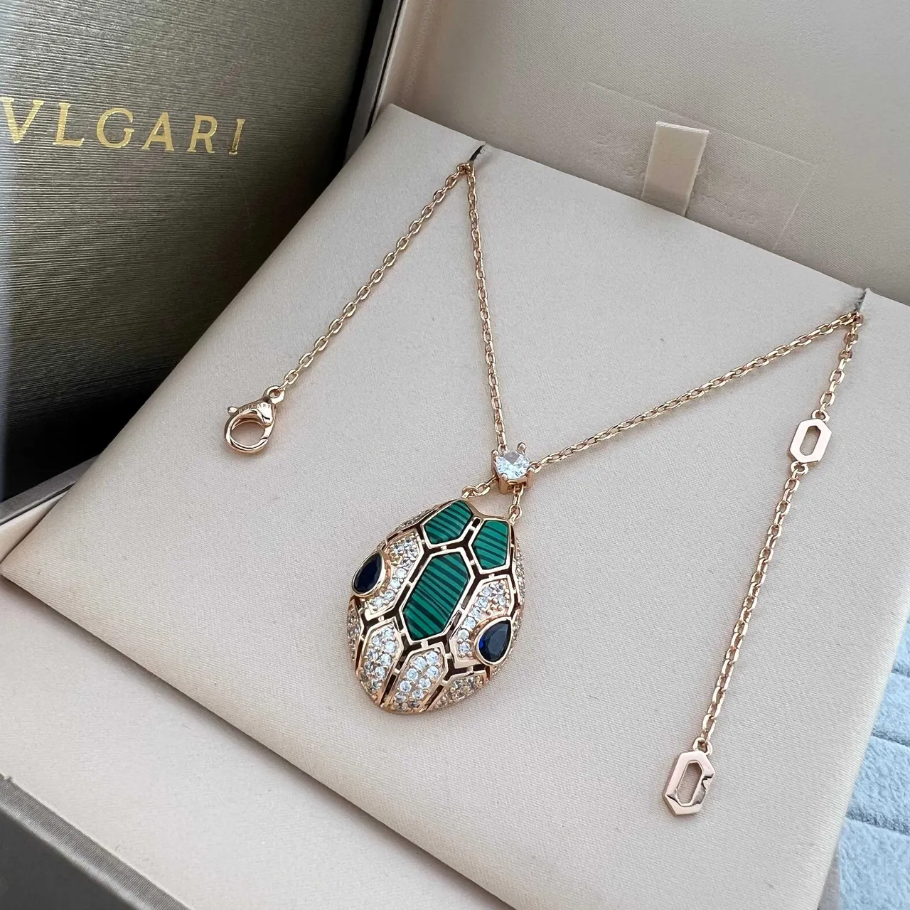 Bvlgari Serpenti सोने हरा सांप जैसी सिर की आकृति ज्यामितीय स्केल मोटिफ हार 4