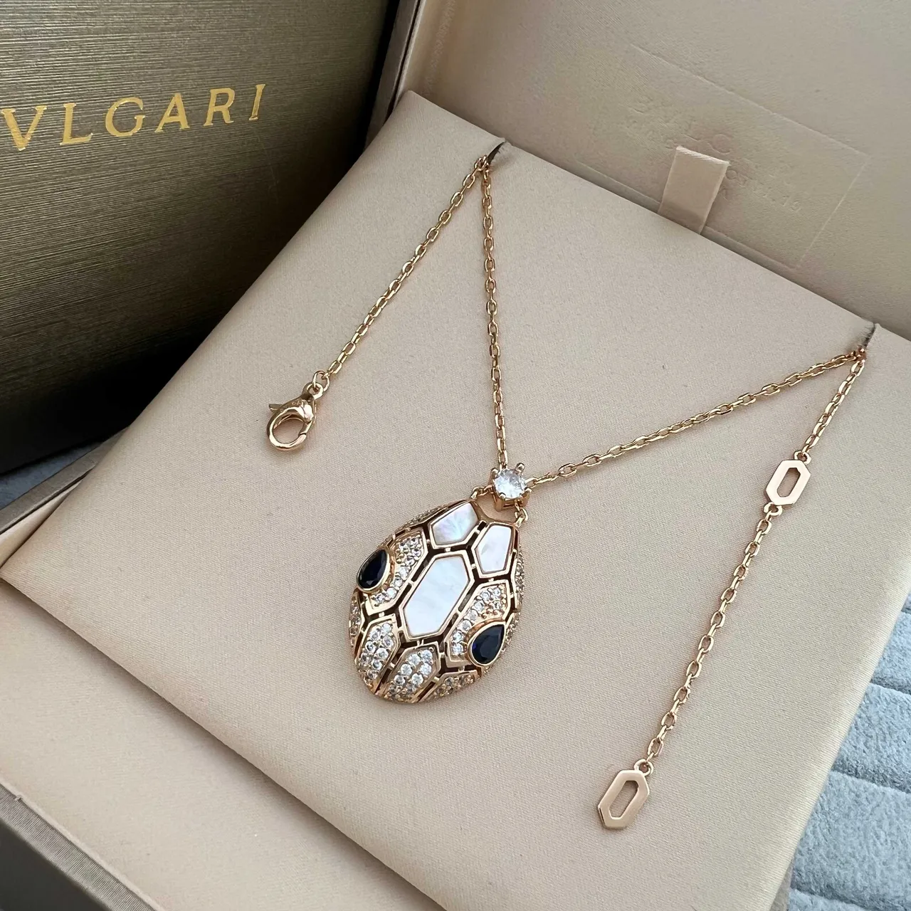 Bvlgari Serpenti सोने हरा सांप जैसी सिर की आकृति ज्यामितीय स्केल मोटिफ हार 5