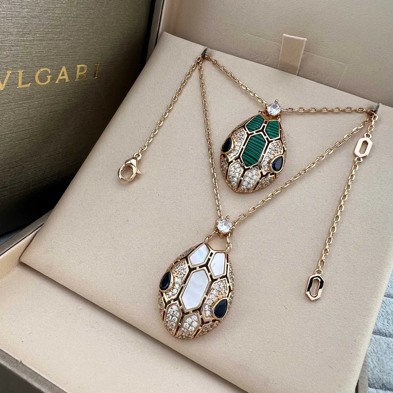 Bvlgari Serpenti सोने हरा सांप जैसी सिर की आकृति ज्यामितीय स्केल मोटिफ हार 6