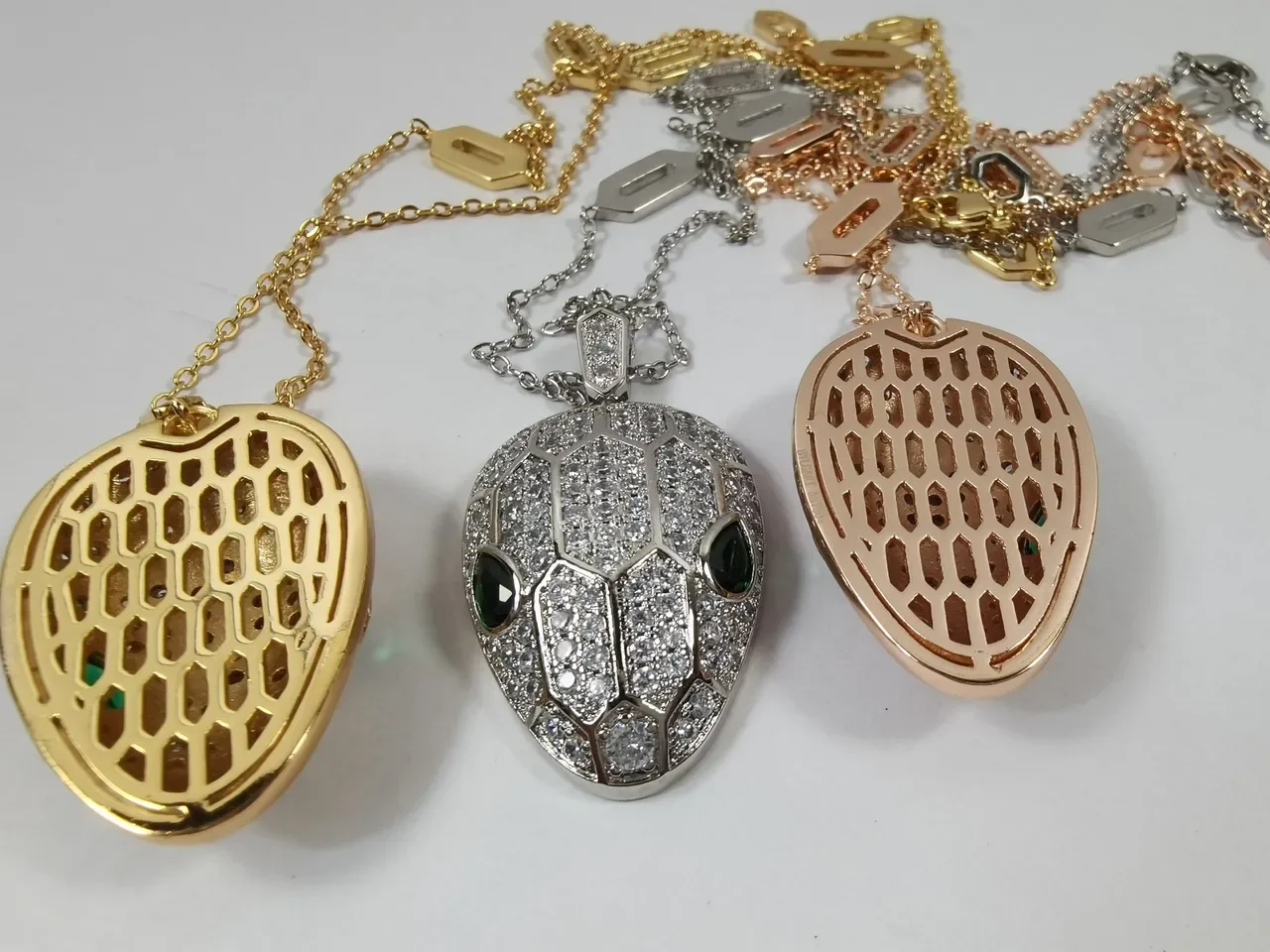 Bvlgari Serpenti Pavé 蛇头吊坠项链 2