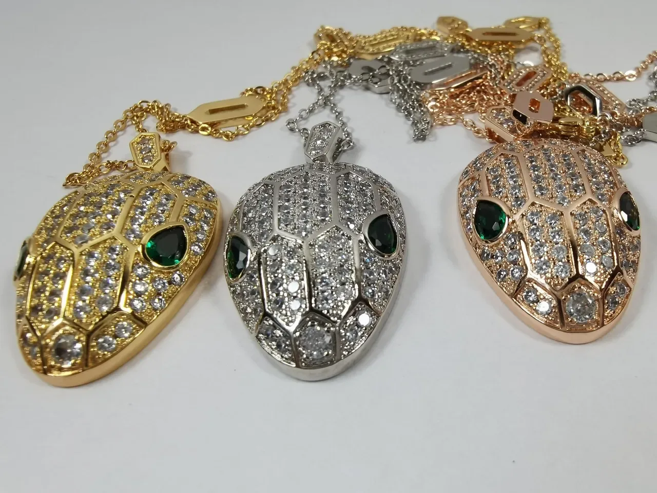 Bvlgari Serpenti Pavé 蛇头吊坠项链 3