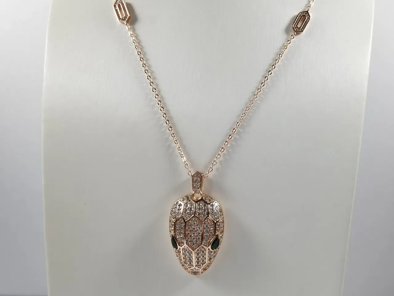 Bvlgari Serpenti Pavé 蛇头吊坠项链 6
