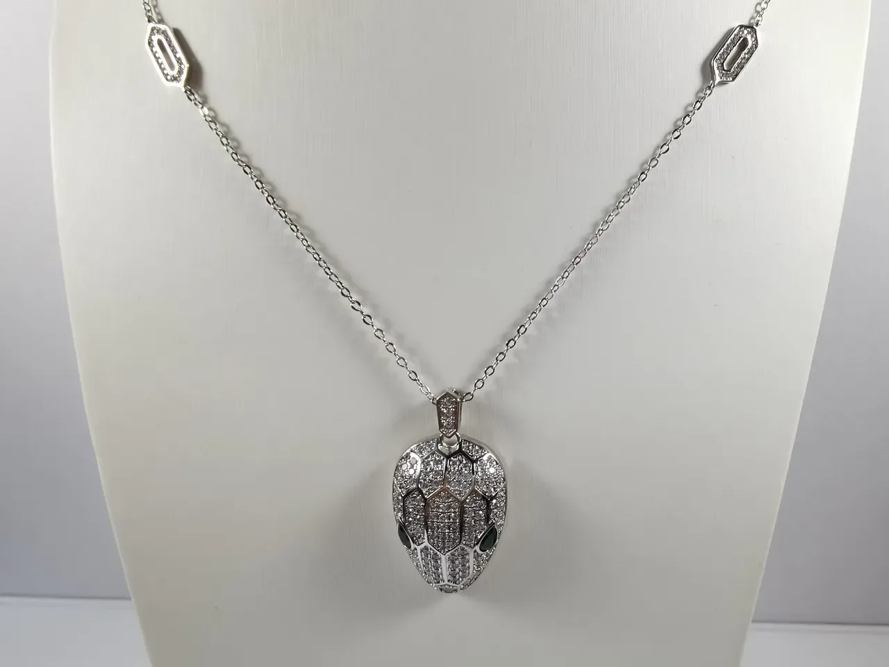Bvlgari Serpenti Pavé 蛇头吊坠项链 7