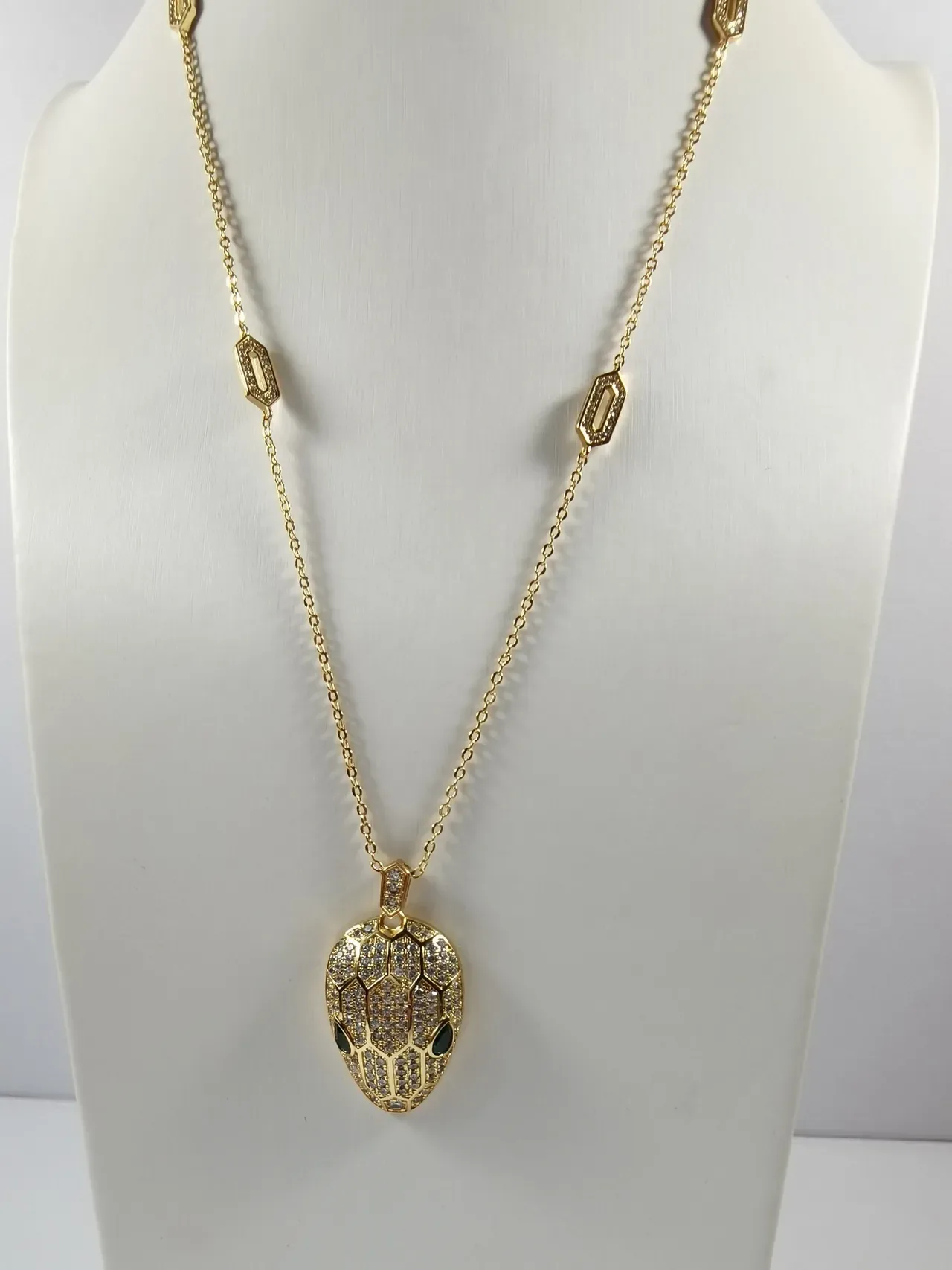 Bvlgari Serpenti Pavé 蛇头吊坠项链 8