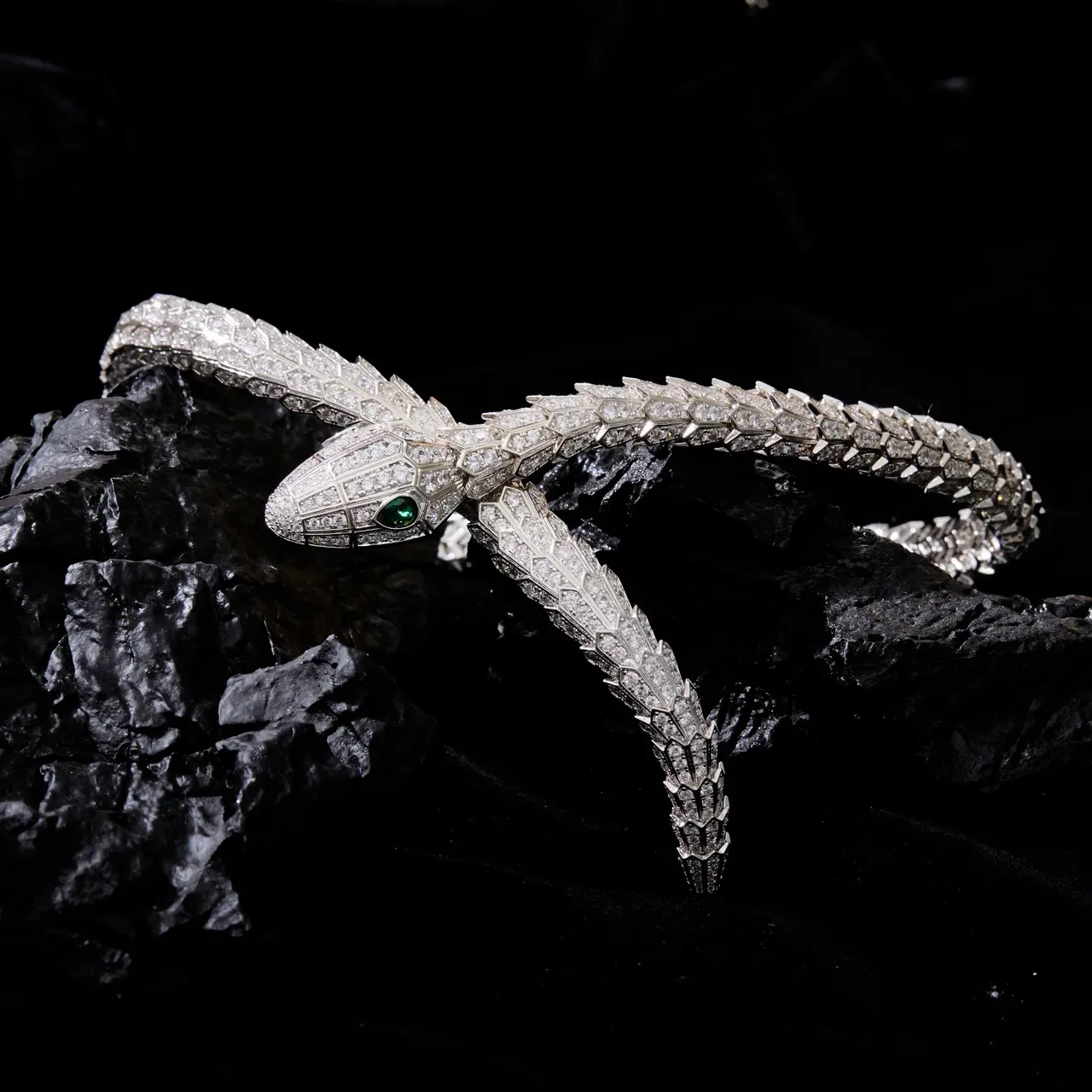 Bvlgari Serpenti Pulsera Silver Green con motivo de escamas articuladas y ajuste Pavé de diamantes 5