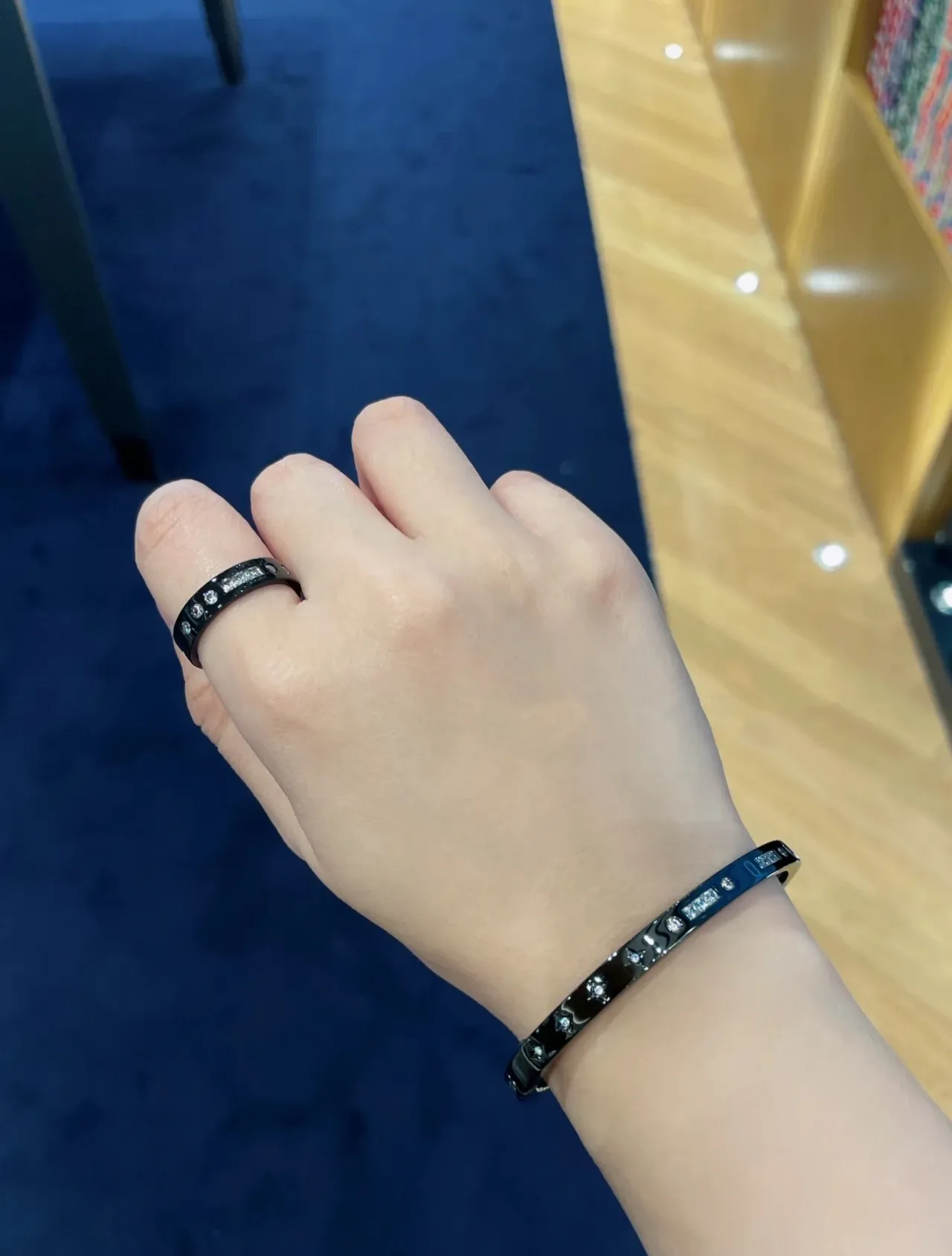 Cartier Juste un Clou 黑化金属通道镶嵌宝石手链 3