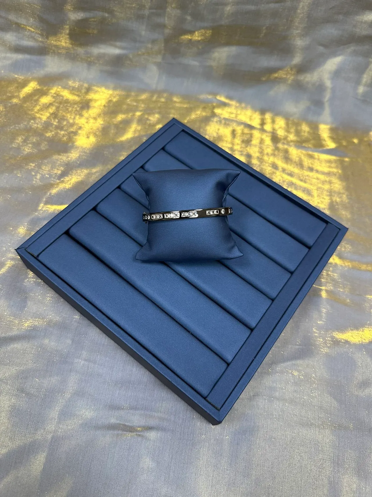 Cartier Juste un Clou 黑化金属通道镶嵌宝石手链 9