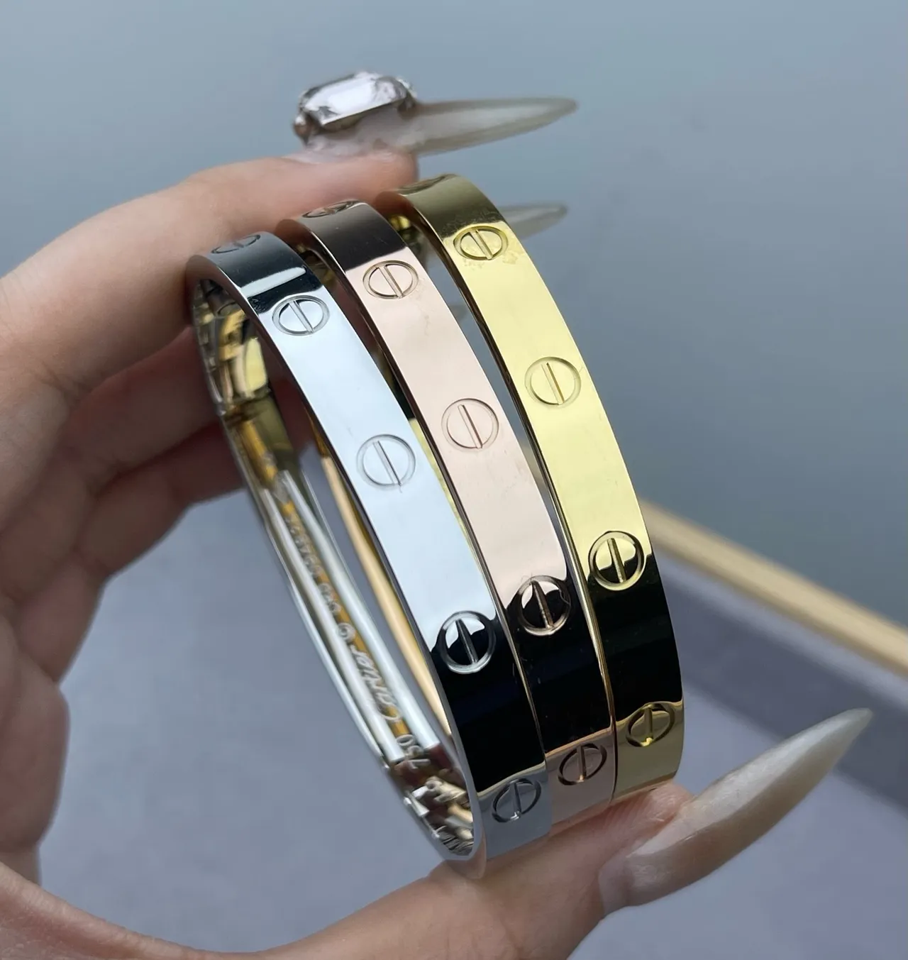 Cartier Love pulseira rígida dourada preta motivo de parafuso 2