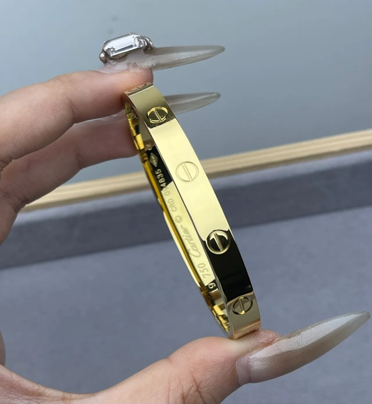 Cartier Love pulseira rígida dourada preta motivo de parafuso 3