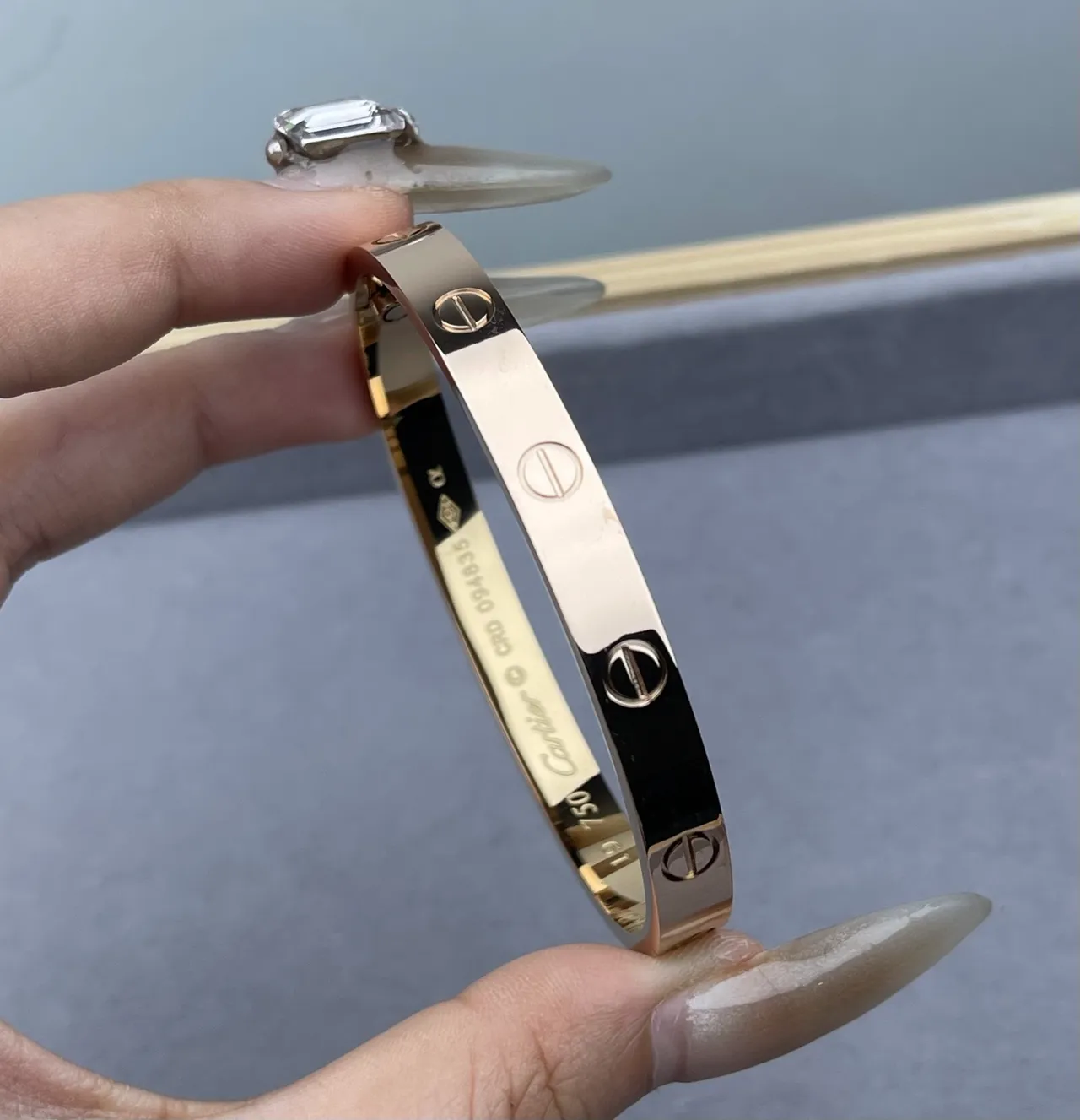 Cartier Love pulseira rígida dourada preta motivo de parafuso 5