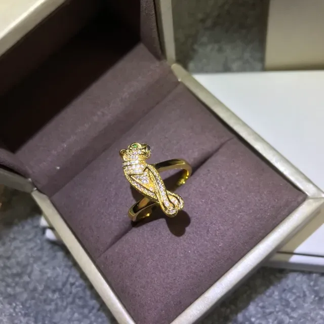 Cartier Panthère Panther Motif Pavé Diamond and Emerald Ring 4