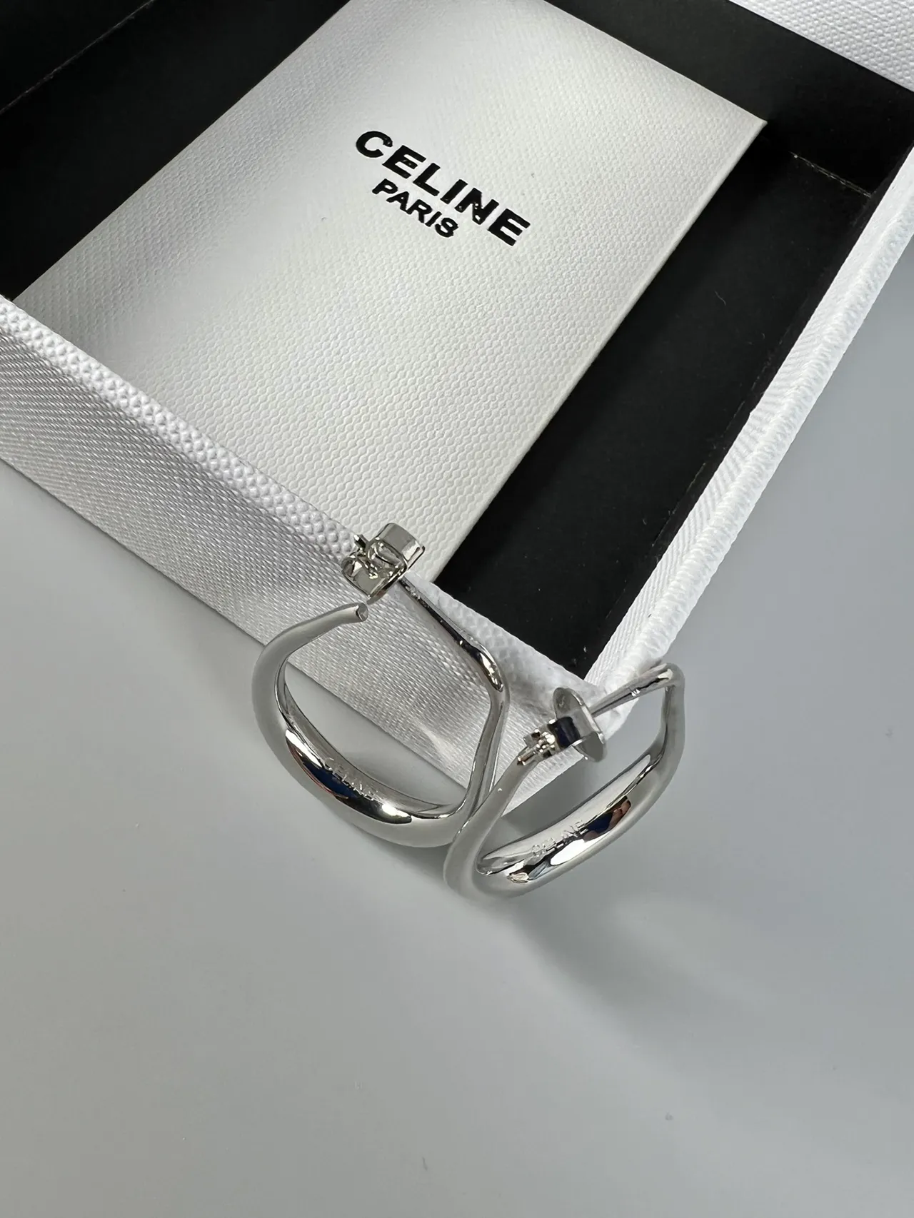 Celine 不对称泪滴圈耳环 3