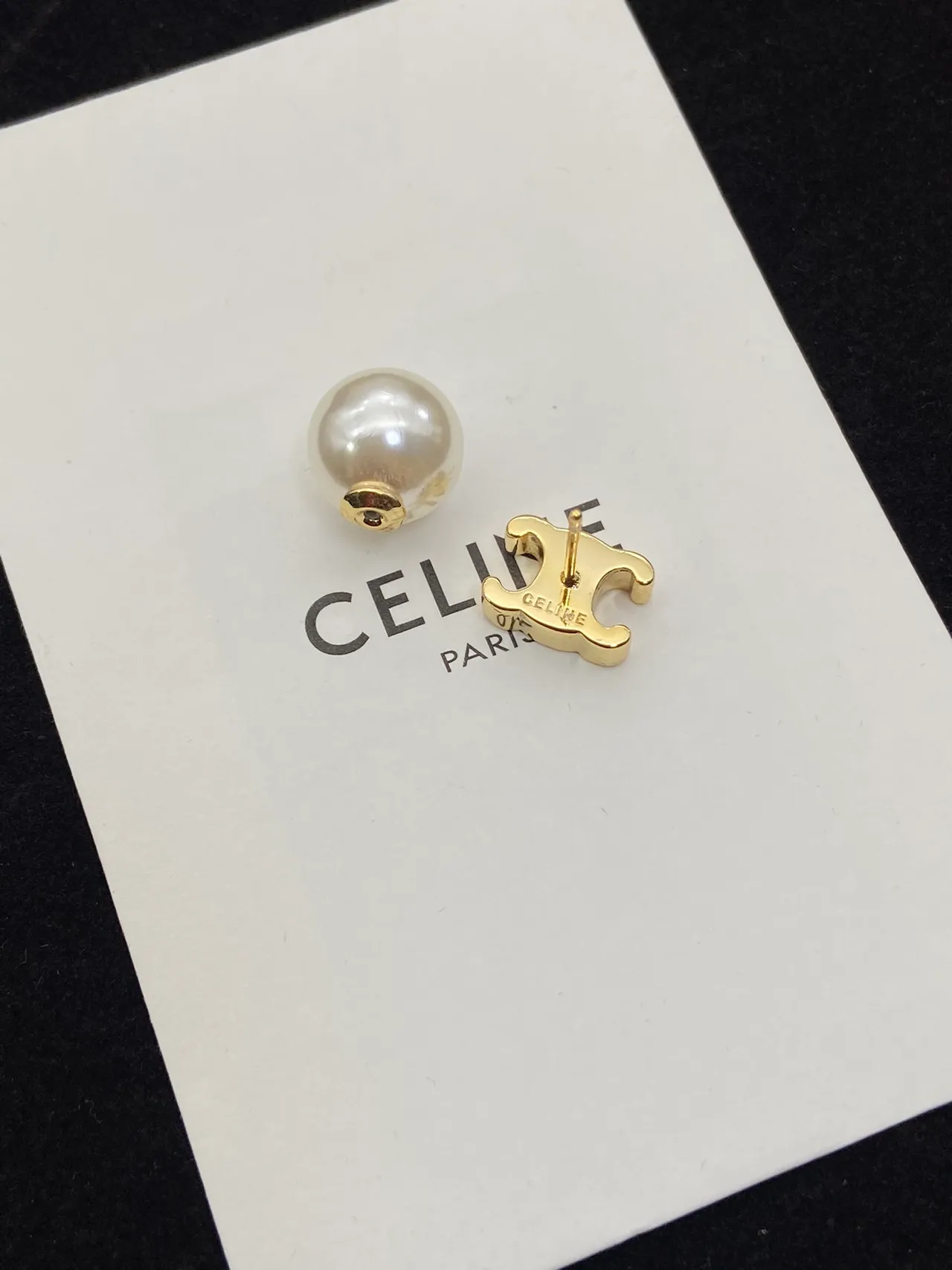 Celine Brincos de Pérola com Motivo de Laço 2