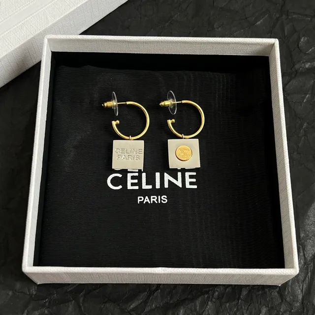 Celine Triomphe أقراط حلقية ذهبية اللون بشعار مربع 3