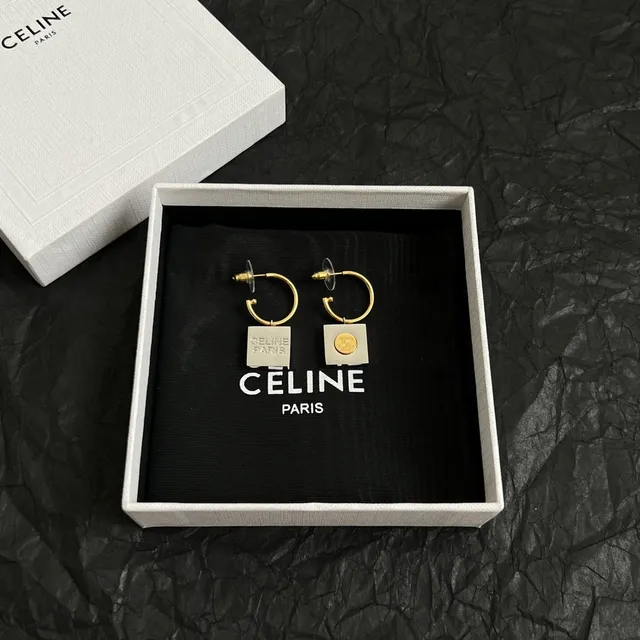 Celine Triomphe أقراط حلقية ذهبية اللون بشعار مربع 5