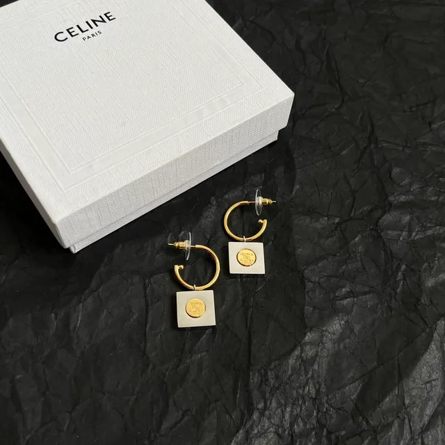 Celine Triomphe أقراط حلقية ذهبية اللون بشعار مربع 6