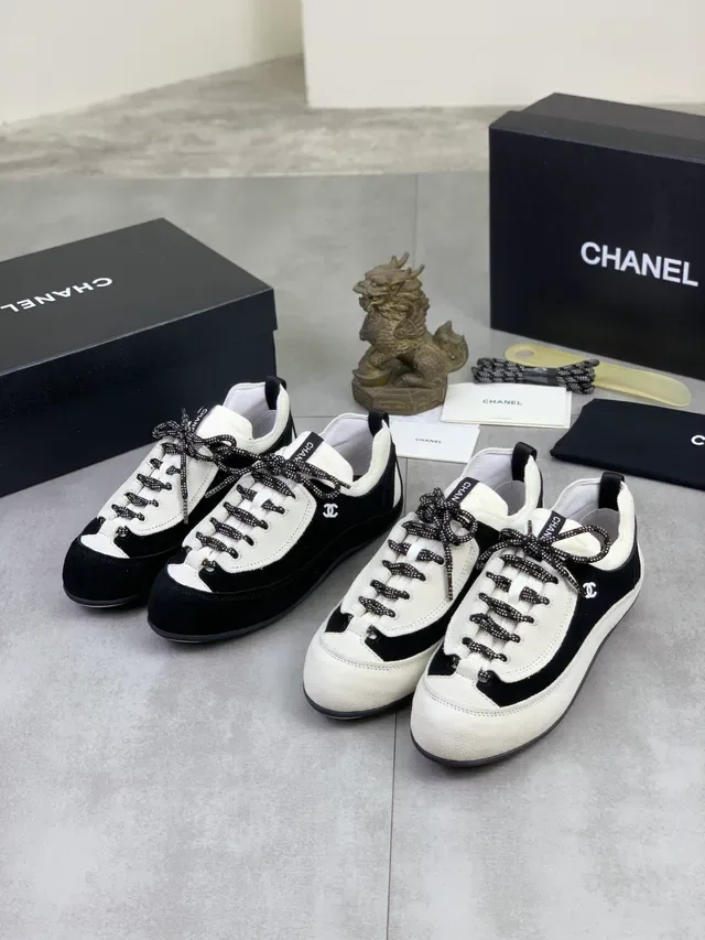 Chanel Noir et Blanc Suède Textil Contraste Lifestyle Sneaker 2