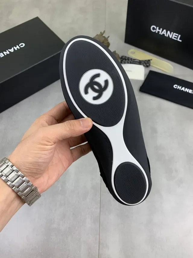 Chanel Noir et Blanc Suède Textil Contraste Lifestyle Sneaker 3