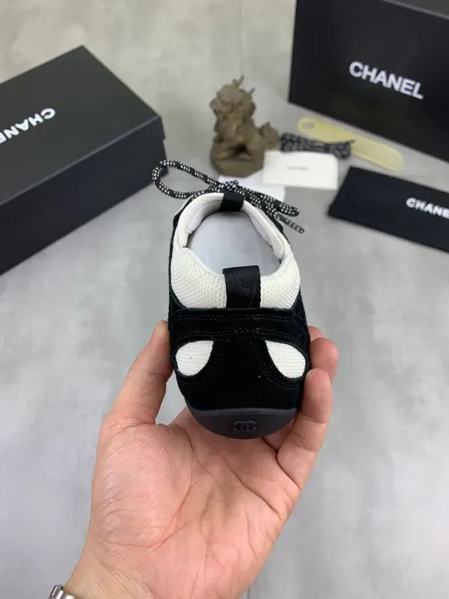 Chanel Noir et Blanc Suède Textil Contraste Lifestyle Sneaker 4