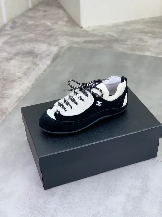 Chanel Noir et Blanc Suède Textil Contraste Lifestyle Sneaker 5