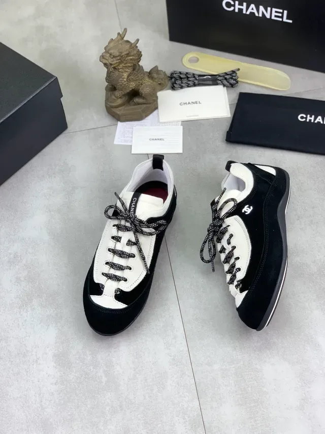 Chanel Noir et Blanc Suède Textil Contraste Lifestyle Sneaker 6
