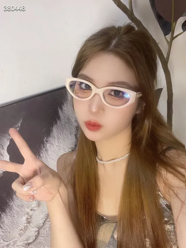 Chanel Gafas Ópticas Marco Rectangular de Acetato Negro Dorado Brillante 2