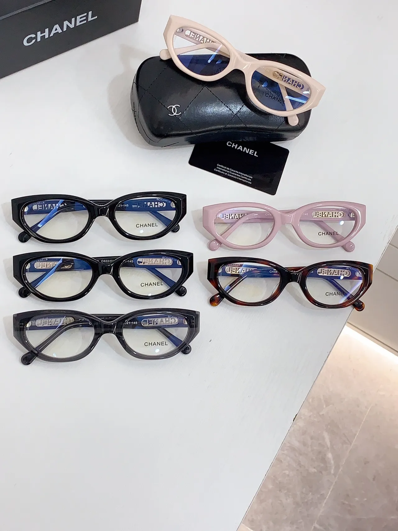 Chanel Gafas Ópticas Marco Rectangular de Acetato Negro Dorado Brillante 3
