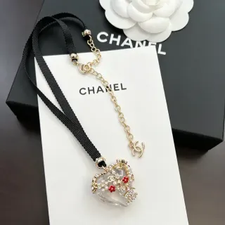 Chanel काला सोना हार्ट शेप्ड रेजिन पेंडेंट मोती और लाल फ्लोरल एम्बेलिशमेंट नेकलेस