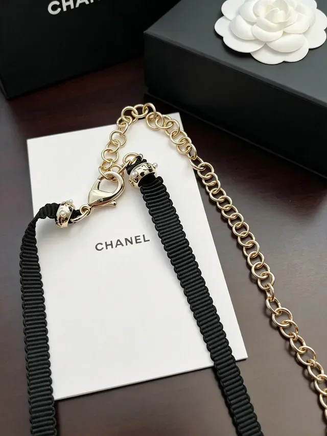 Collar Chanel negro y dorado con colgante de resina en forma de corazón, perlas y adornos florales rojos 2