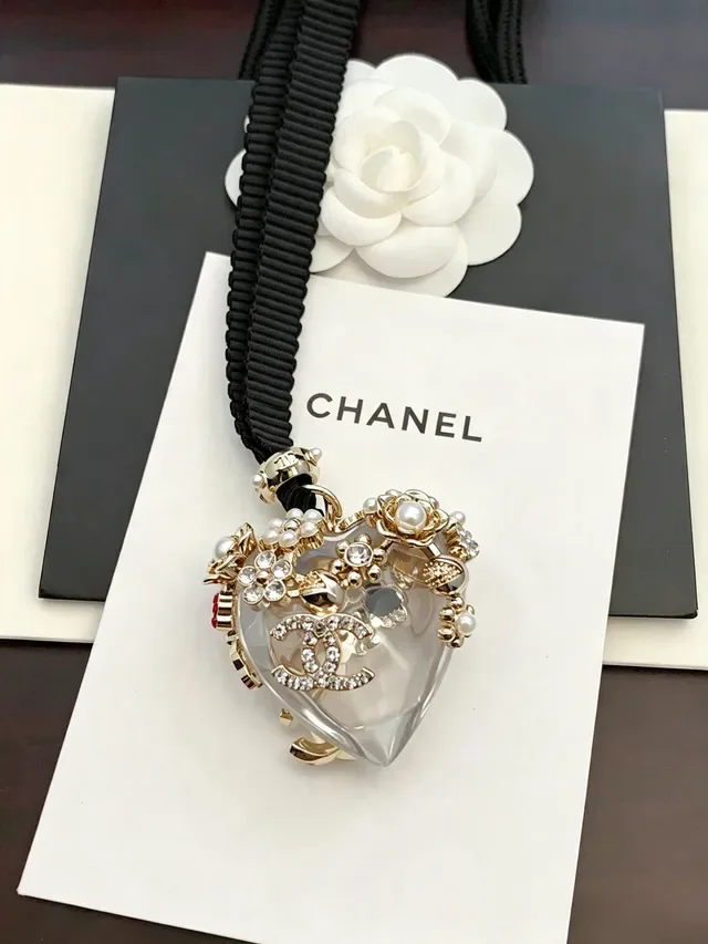 Collar Chanel negro y dorado con colgante de resina en forma de corazón, perlas y adornos florales rojos 3
