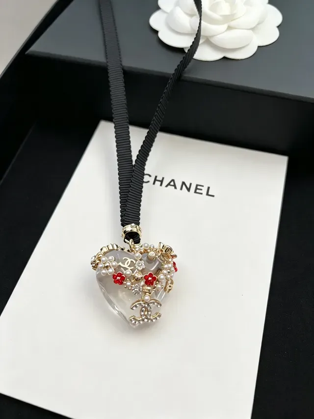 Collar Chanel negro y dorado con colgante de resina en forma de corazón, perlas y adornos florales rojos 4
