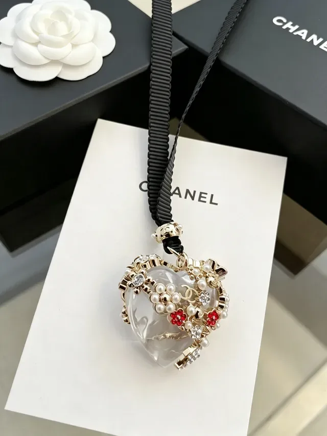 Collar Chanel negro y dorado con colgante de resina en forma de corazón, perlas y adornos florales rojos 5