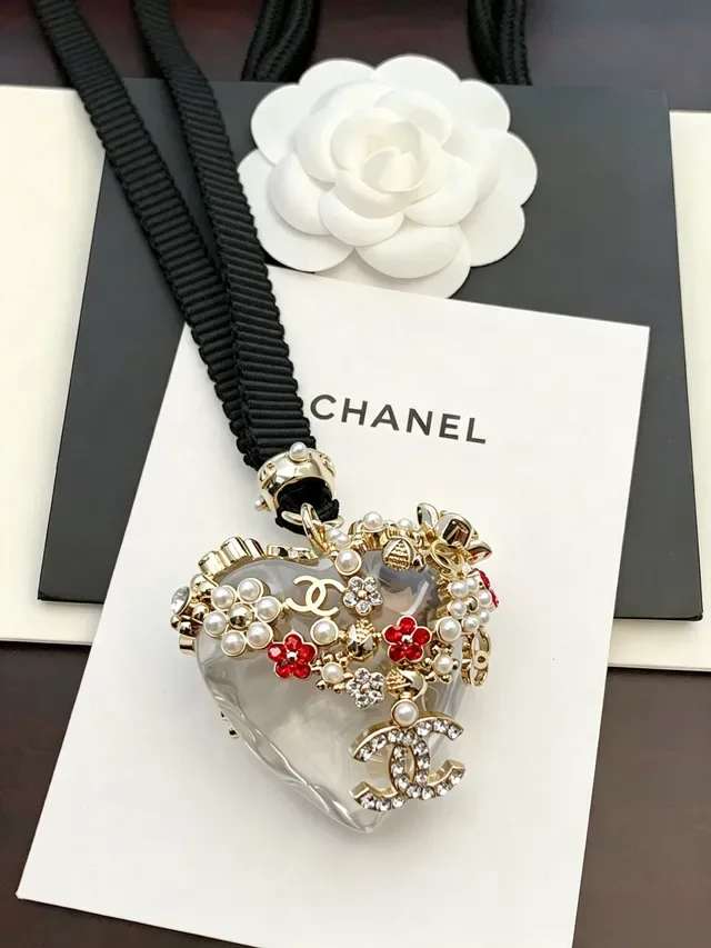 Collar Chanel negro y dorado con colgante de resina en forma de corazón, perlas y adornos florales rojos 6