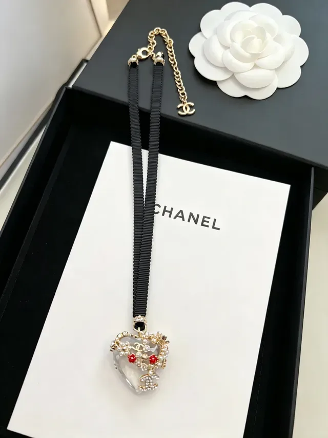 Collar Chanel negro y dorado con colgante de resina en forma de corazón, perlas y adornos florales rojos 7