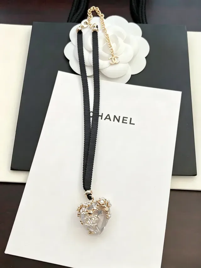 Collar Chanel negro y dorado con colgante de resina en forma de corazón, perlas y adornos florales rojos 8